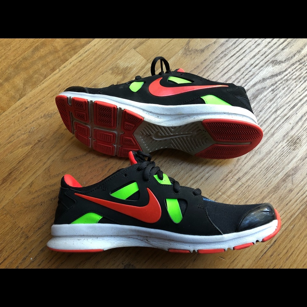 NIKE trainers neon size 7